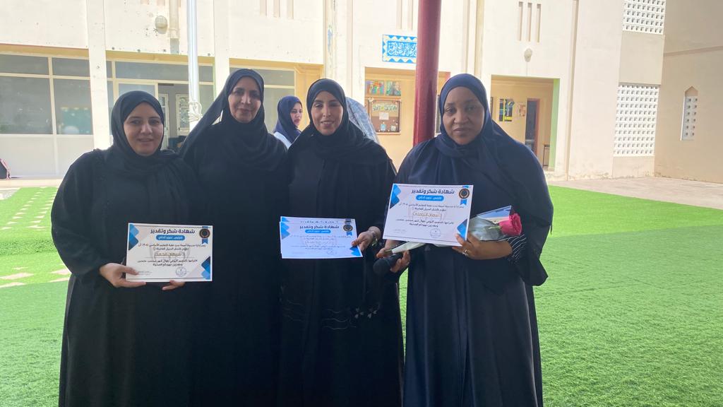 EduGovSbt3353's tweet photo. ضمن مبادرة (إلتزامي تجويد لأدائي) كرمت إدارة المدرسة وبمعية د.رضية السيابية (مشرفة إدارة مدرسية) المعلمات الملتزمات بالحضور اليومي طوال شهر سبتمبر
#فعاليات_تعليمية_جنوب_الباطنة https://t.co/jPfFMqZe74