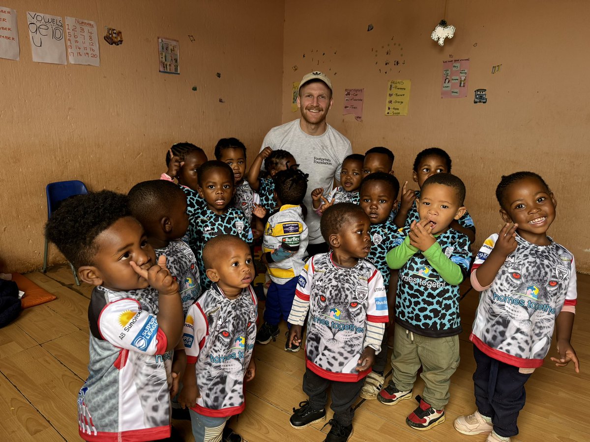 JoePKeyes's tweet image. Thank you so much @EV2Sportswear and @OfficialEllgren for the incredible donation of all these @LeighLeopardsRL shirts! The kids at the daycare centre loved them! #kit4Africa