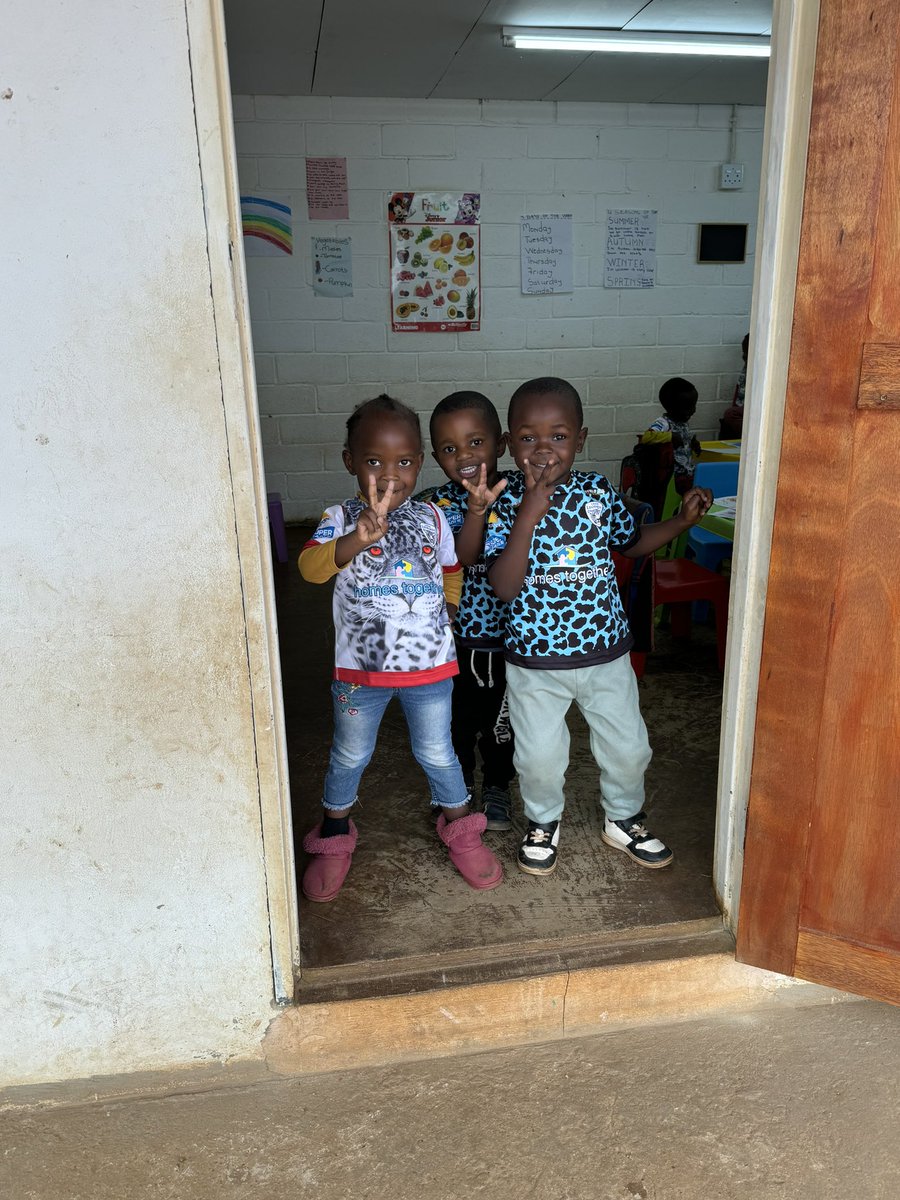 JoePKeyes's tweet image. Thank you so much @EV2Sportswear and @OfficialEllgren for the incredible donation of all these @LeighLeopardsRL shirts! The kids at the daycare centre loved them! #kit4Africa