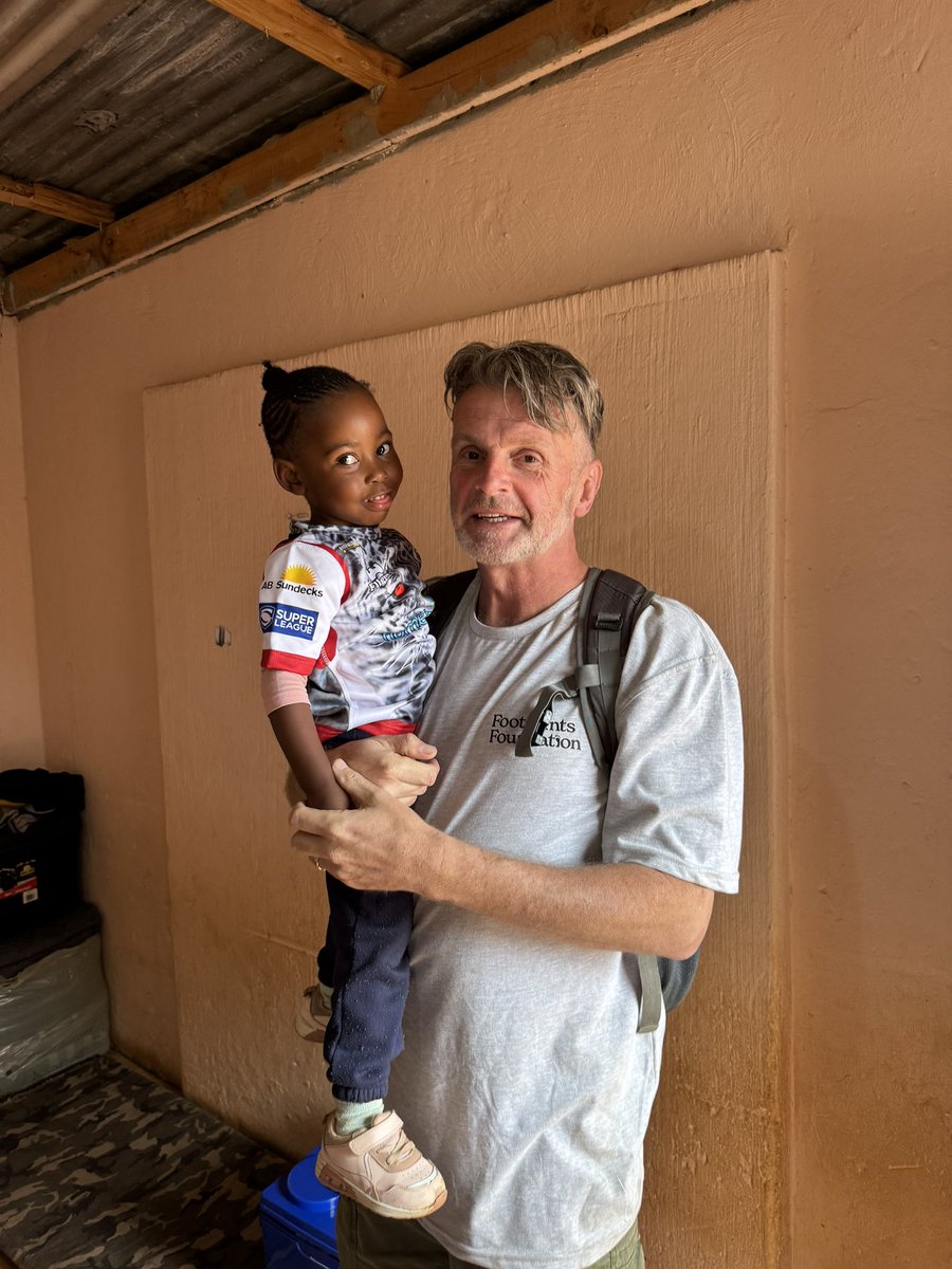 JoePKeyes's tweet image. Thank you so much @EV2Sportswear and @OfficialEllgren for the incredible donation of all these @LeighLeopardsRL shirts! The kids at the daycare centre loved them! #kit4Africa