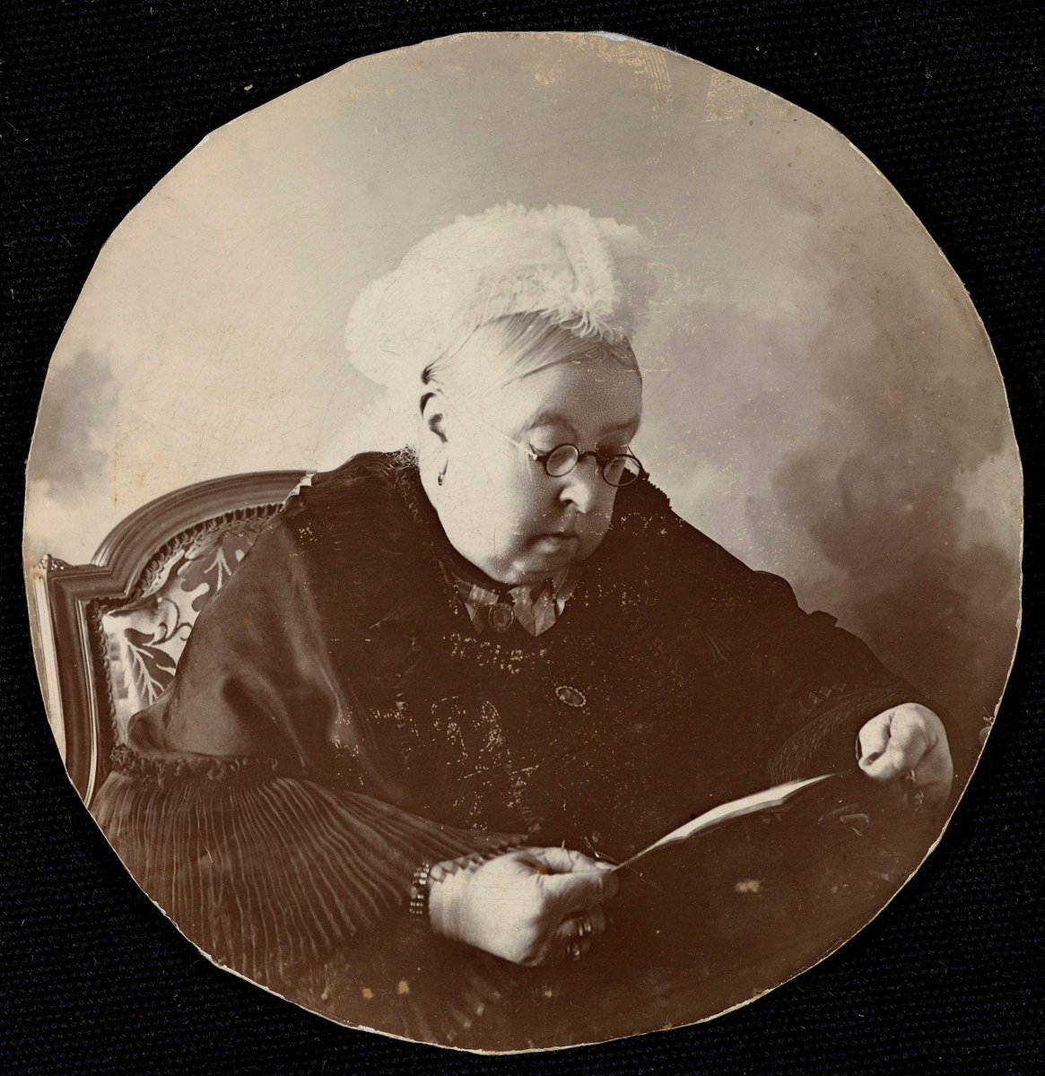 Even queens sometimes need glasses! For #WorldSightDay here’s a photo from around 1890 showing Queen Victoria wearing eyeglasses. In her seventies, the Queen wrote in her Journal that ‘I cannot read without spectacles or a magnifier’. bit.ly/3PQXpHs