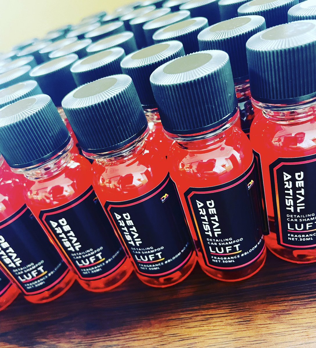 DA_chemical's tweet photo. 🔥前代未聞の1000名プレゼント企画🔥

🏅DETAILNG GP開催記念🏅
DETAILARTISTから大人気中性カーシャンプーLUFTのミニボトルを『1000名様』にプレゼント🎉🎁

このアカウントをフォロー&RT、応募フォームの入力をお願いします🥺🥺

✨LUFTのポイント✨
・車全体を包み込む心地よい香り🌸
・圧倒的な泡立ちと泡持ち🫧
・潤滑層が洗車キズを予防🛡️

▽プレゼント応募フォーム▽
https://t.co/bgJoQZKWgI

〆切10/15 
※プレゼントの送付をもって当選となります。
#DETAILARTIST