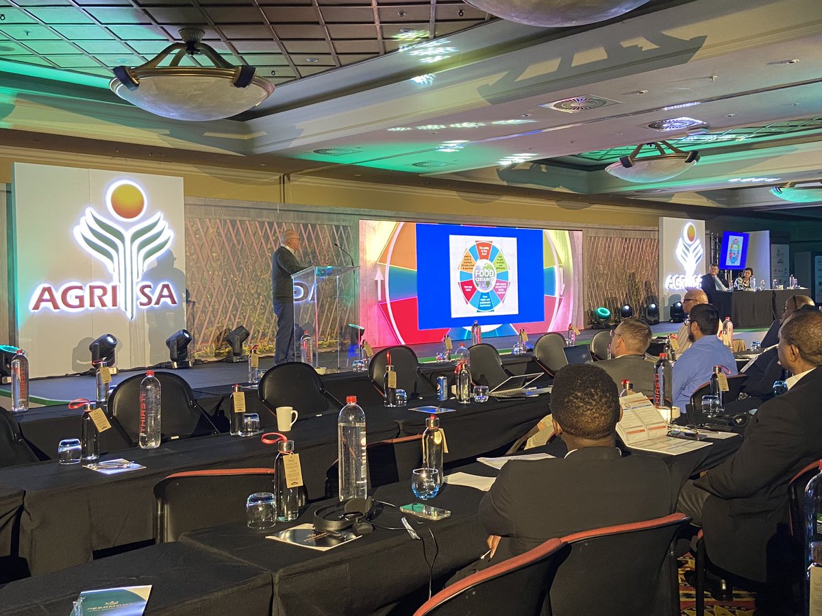 SENWES's tweet photo. Prof Nick Binedell, Strategy professor at @GIBS_SA , praised farmers' adaptability, creativity, resilience and willingness to stay in the fight! @AgriSA1904
#FoodCertainty https://t.co/fYqBCBiGGy