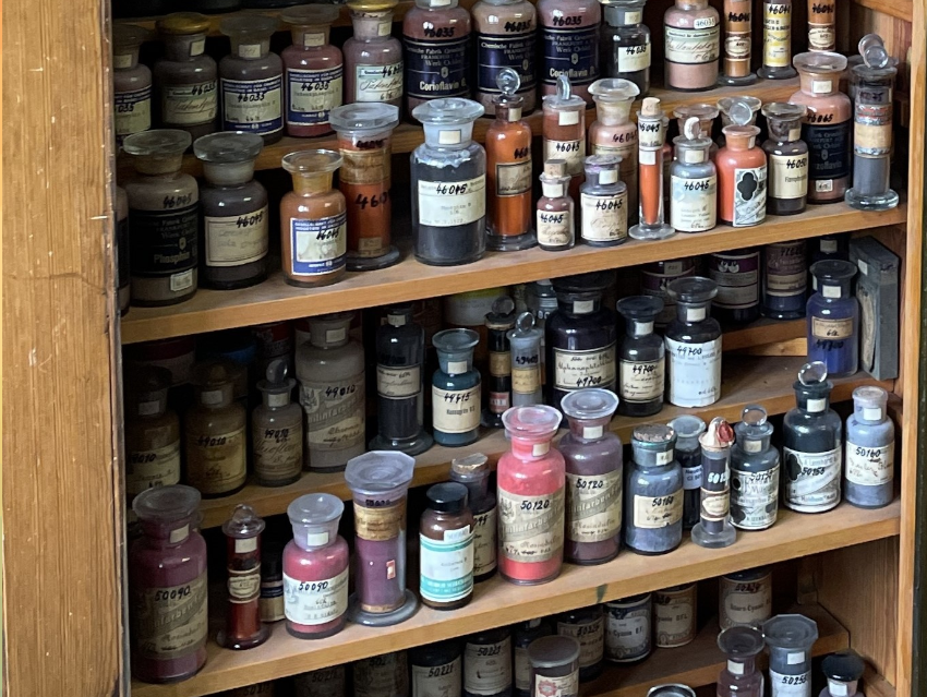 Historical Dye Collection of the TU Dresden
TU Dresden's König Building, home of the historical dye collection, is designated a "Historical Site of Chemistry“ by <a href="/GDCh_aktuell/">GDCh</a> 
chemistryviews.org/historical-dye…
