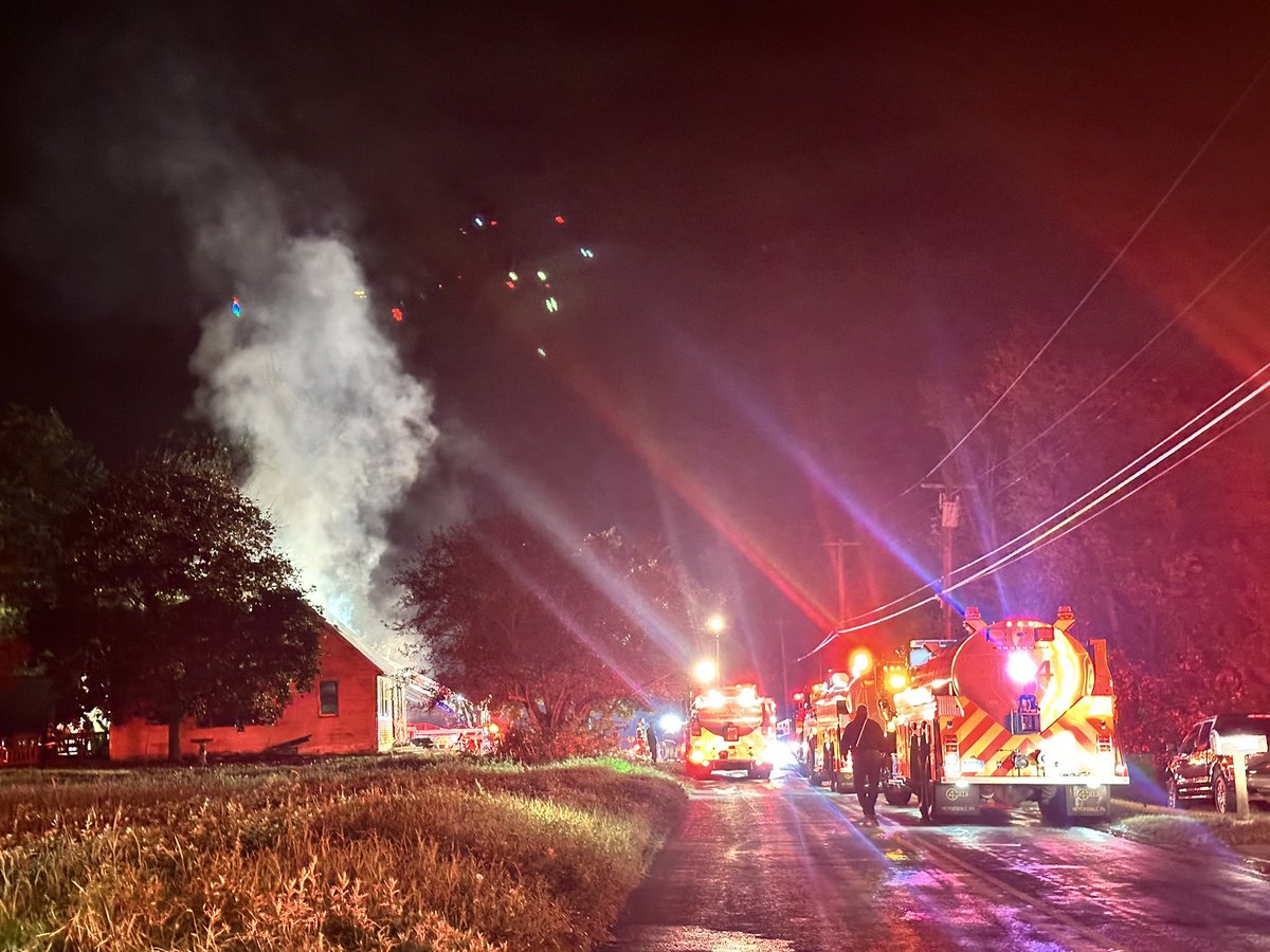 LauraHutch8's tweet image. #BREAKING A look at the fire we’re following on East St in #EastWindsor. #LIVE updates on @WTNH