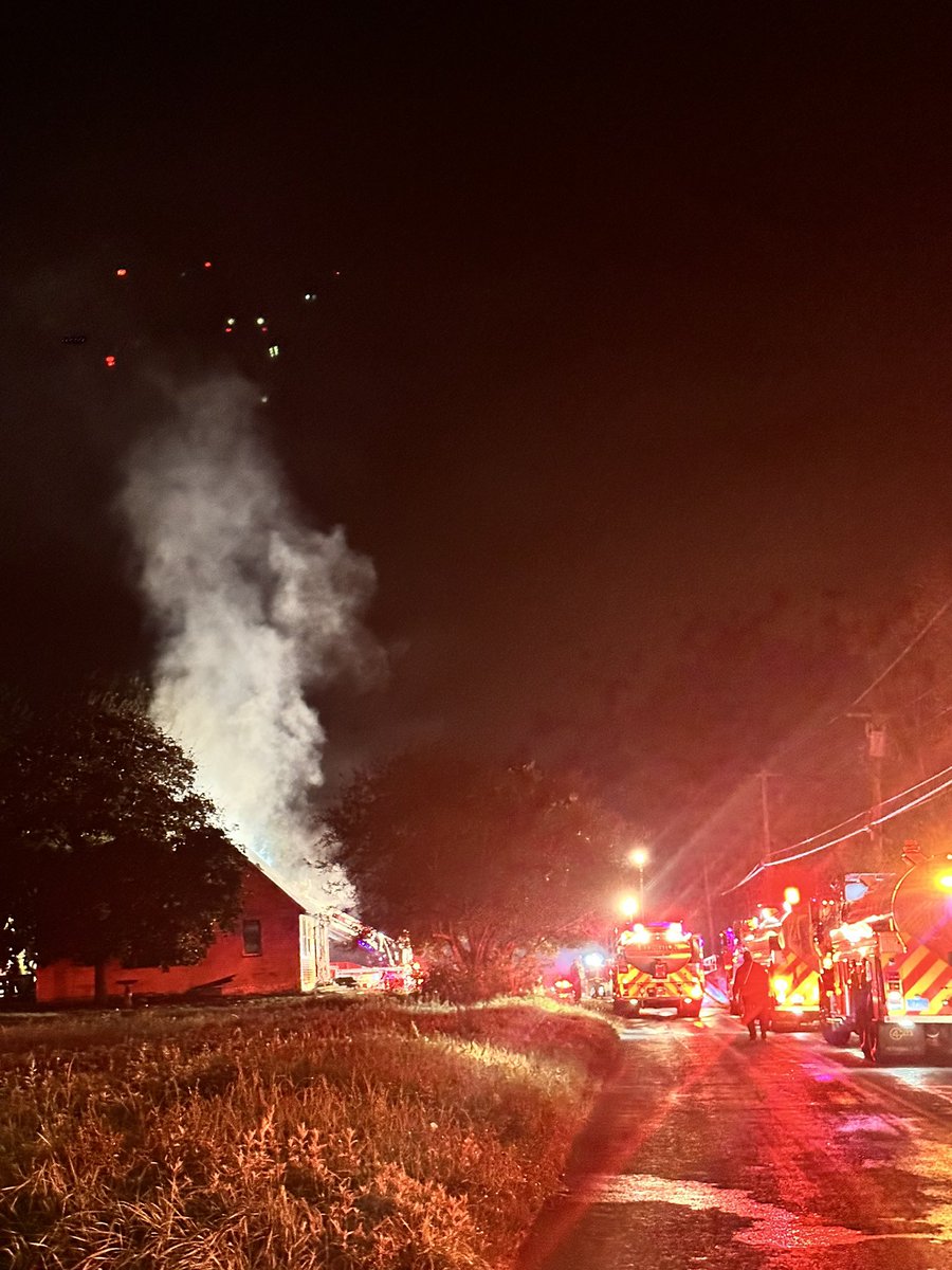 LauraHutch8's tweet image. #BREAKING A look at the fire we’re following on East St in #EastWindsor. #LIVE updates on @WTNH