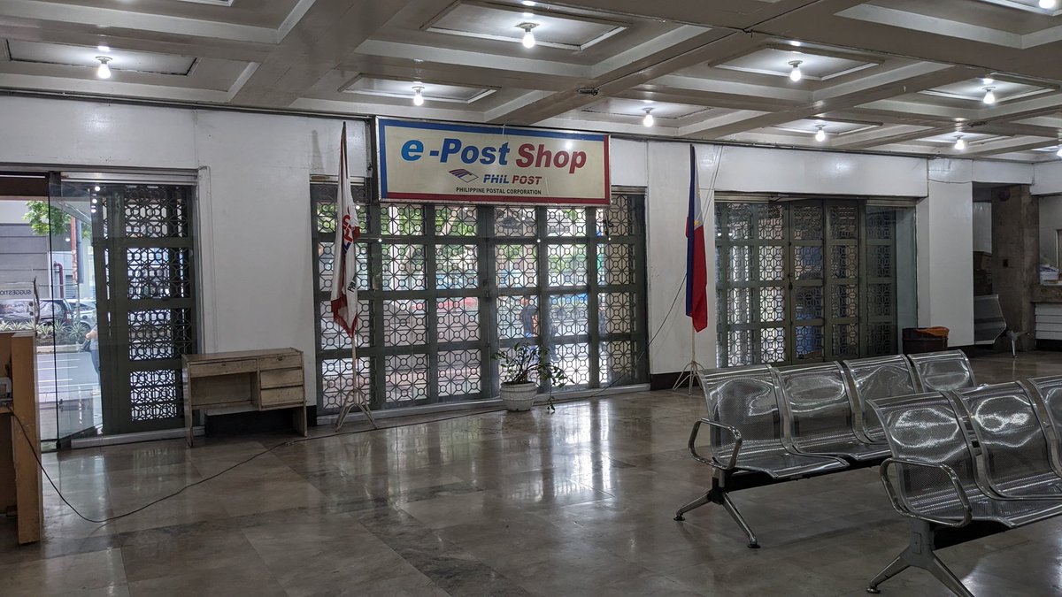 tktktk09's tweet photo. 郵便物を出すためにPhilpost(郵便局)へ。Makati Central Post Office、思った以上に旧くて、ローカル感がある建物だった。日本までの封筒1つで50ペソ。
#フィリピン #Philippines
#フィルポスト #Philpost https://t.co/vTLLeezyUx