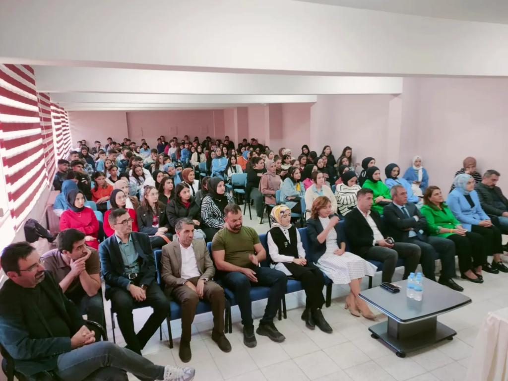 2023-2024 Eğitim-Öğretim Yılı Açılış Töreni ve Oryantasyon Programımız.. Yüksekokulumuzda ki bölümlerimizi kazanan ve ailemize katilan tüm öğrencilerimizi tebrik ediyor eğitim hayatında başarılar diliyoruz...