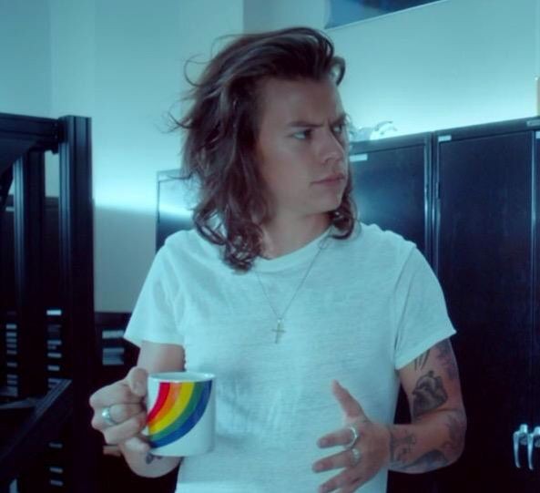 Louis sang ' Drag Me Down ' yesterday, on NationalComingOutDay 🏳️‍🌈
and we all know the MV and who is holding the 🏳️‍🌈 cup..

We also know what else this song means..
🏁🏳️‍🌈🫶🏼💙💚