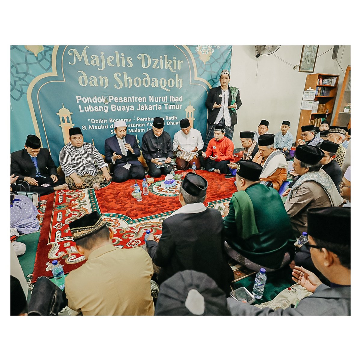 ganjarpranowo's tweet image. Alfatihah untuk guru kita Abuya KH. Muhammad Syakrim, pendiri Ponpes Nurul Ibad Cipayung. Sosok ulama yang jadi tauladan lengkap bagaimana mestinya kita mencintai yatim piatu.