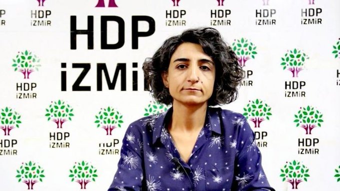 DemPartiKadin's tweet photo. Düşman hukuku uygulanarak gözaltına alınıp tutuklanan, HDP İzmir İl Eşbaşkanımız Berna Çelik ve DBP Eş Genel Başkan Yardımcısı Zekiye İlbasan götürüldükleri cezaevlerinde çıplak arama işkencesi dayatılmıştır. 
Gözaltı, işkence ve tutuklamalarla kadın özgürlük mücadelemizi sindiremeyeceksiniz.  
Çıplak arama insanlık suçudur!