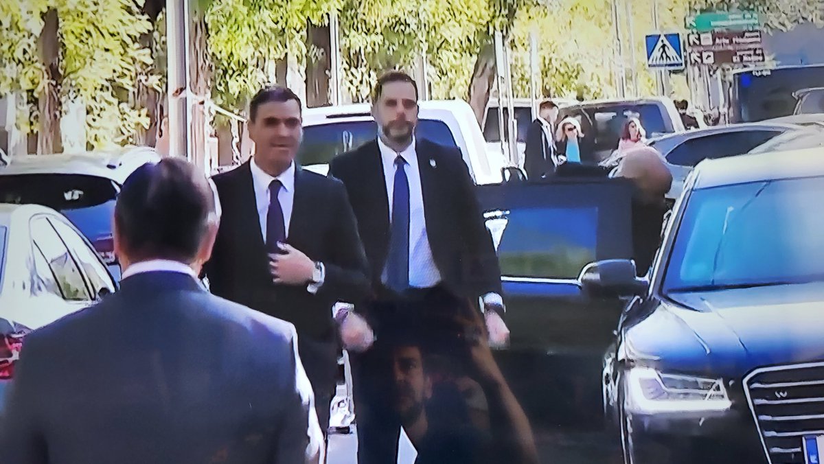 Daniel_Sanz_C's tweet photo. Pedro Sánchez bajando entre coches para evitar ser abucheado, pero no...

#12Octubre https://t.co/oLKYduR2Cv