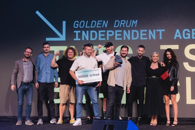 Gratulujeme a tešíme sa s našou členskou agentúrou <a href="/THISISLOCCO/">THIS IS LOCCO</a>, že prevalcovali odovzdávanie prestížnych ocenení za reklamu Golden drum. 🏆   Vpredu s cenou môžete vidieť CEO This is Locco, Rasťa Bahurinského, ktorý je zároveň aj náš el presidente v ADMA. bit.ly/strategie_gold…