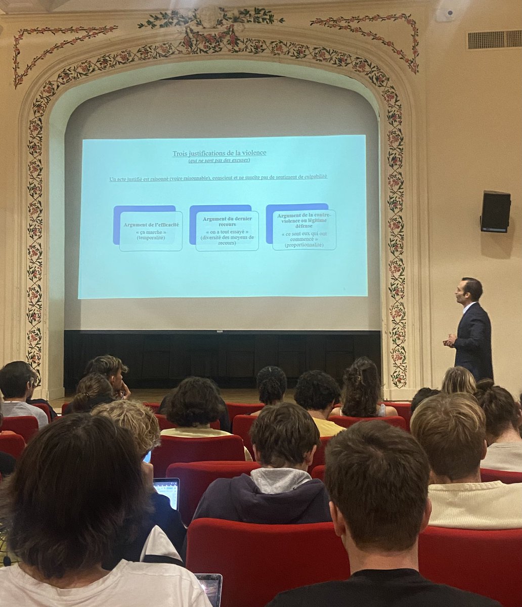AgatheMezzadri's tweet photo. « Qu’est-ce qu’une violence légitime ? » 
🙏Merci à @JBJuillard pour sa conférence sur le thème au programme pour les étudiantes et étudiants de #classes #prepas #ECG au lycée Michelet
@ericbiset 
@VilledeVanves https://t.co/MPZsV4dVUH