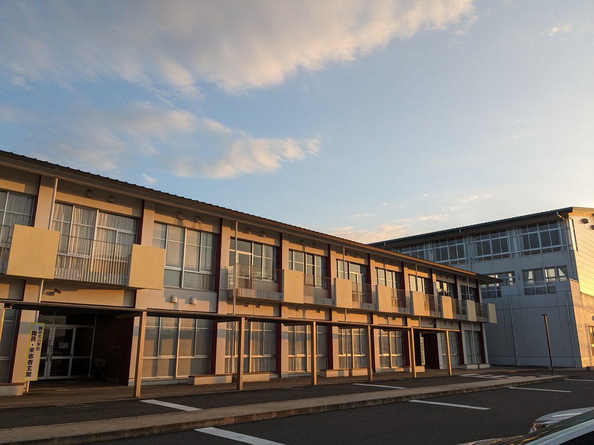 jiima's tweet photo. 学校🏫に行くのは生徒さん達が帰った放課後がほとんど。賑やかな日中とは全く違った静かに夕焼けに染まる学校も結構好き。夜の学校は怖いけど(笑)。⁡
⁡ #夕焼けの空 #小学校 #校舎 https://t.co/xztO7H5lNu
