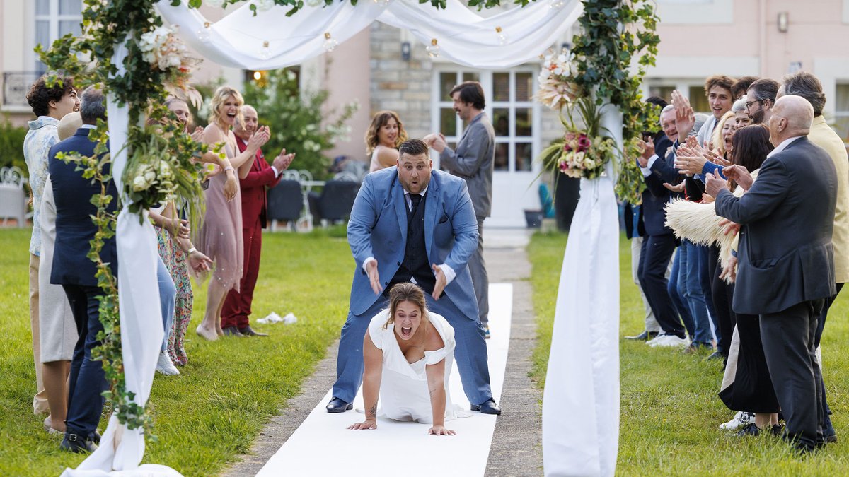Satisfaction_tv's tweet photo. #Annonce 🌟@AhProd_
Le mariage le plus hilarant de l'année arrive sur vos écrans !
Préparez-vous à une soirée remplie de rires et d'amour avec « Les Capone se marient » le 1er novembre à 21h05 sur @W9.
© Patrick ROBERT/SHUTTERSTOCK/M6
#AHProduction https://t.co/QA4NEmiXt6