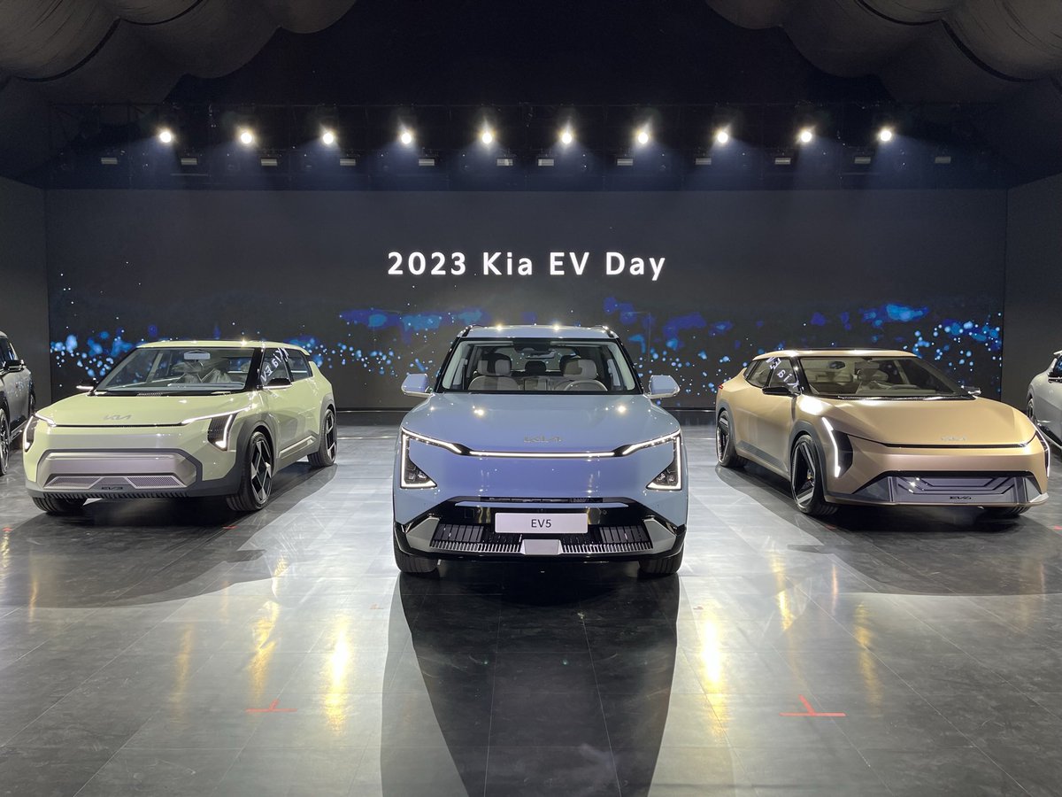 Dan_Sayles's tweet image. Three new cars unveiled at the 2023 Kia EV Day, one production ready (EV5) and two concepts (EV3 and EV4) due for arrival by 2025. More here: kiapressoffice.com/en-gb/releases…

2024 Kia EV Day will probably be big news too, with 15 EVs coming by 2027…