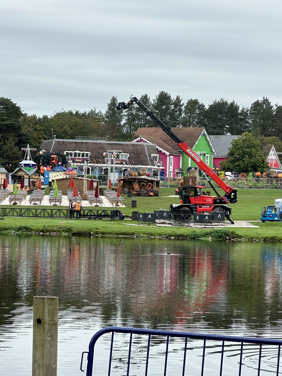 AGDRoblox's tweet photo. Truss and platforms have been constructed since yesterday ready for the Alton Towers Fireworks at the end of the season! 

#AltonTowersFireworks2023 https://t.co/lVIOAIHLH8