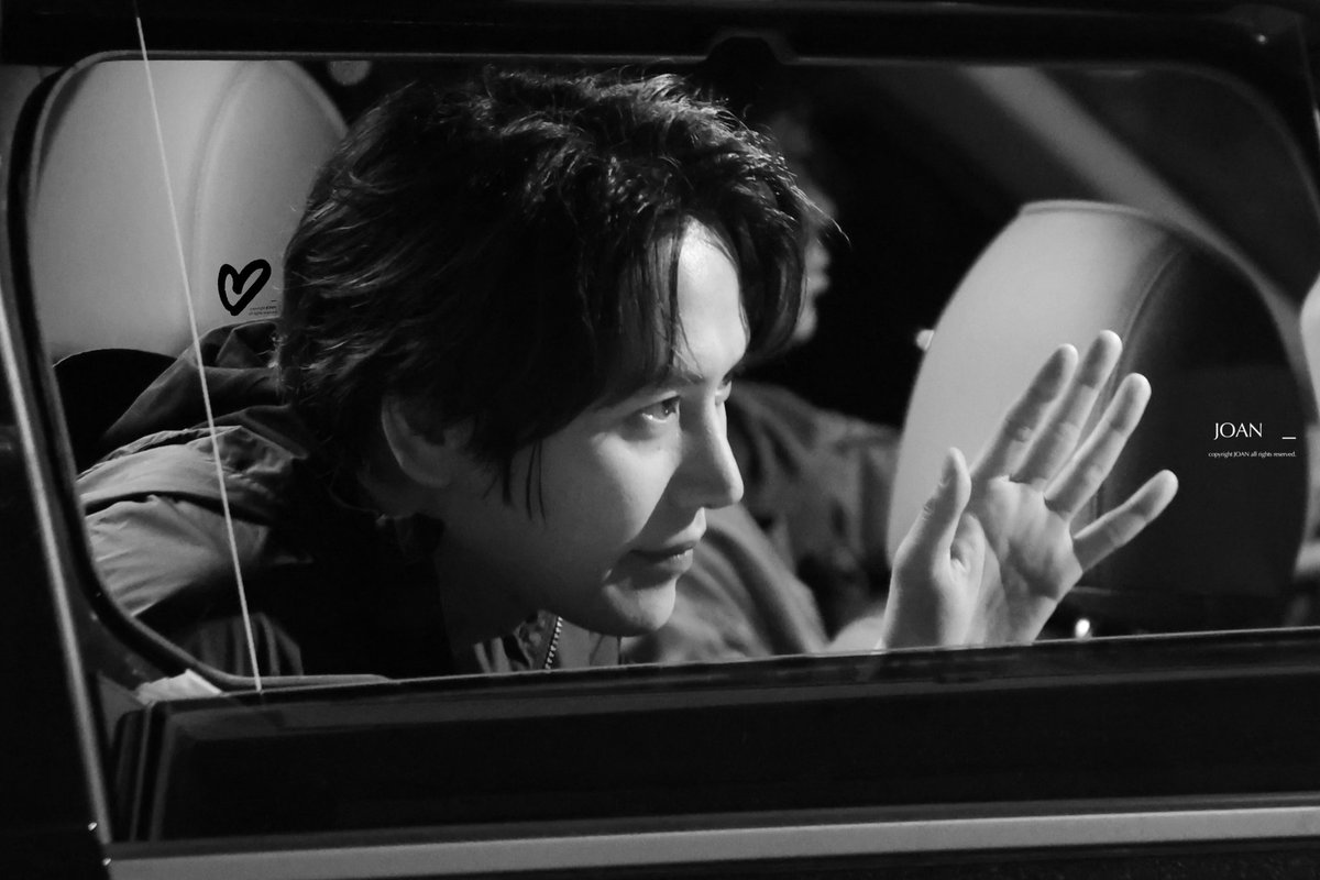 JOAN_pic's tweet photo. 231011 𝐵𝐸𝑁-𝐻𝑈𝑅 퇴근길

옆모습 조각이야❤️‍🔥

#규현 #KYUHYUN #규벤
#벤허 #퇴근 #퇴근길 https://t.co/8wpM3yeypX