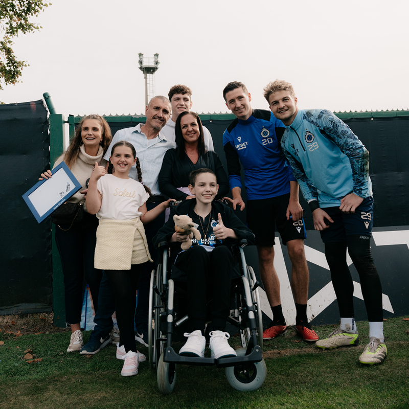 ClubBruggeFound's tweet photo. Via @MakeAWishBVL beleefde de 13-jarige Clubfan Dylano gisteren een mooie dag. 🌟⚽

Samen met zijn gezin en wensteam genoot hij van de open training, ging hij op de foto met alle spelers en kreeg hij een gesigneerd shirt en 💙🖤-geschenken. 🎁 #NoHeartNoGlory