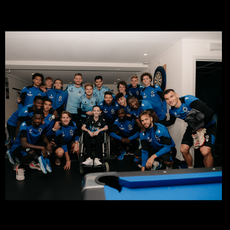 ClubBruggeFound's tweet photo. Via @MakeAWishBVL beleefde de 13-jarige Clubfan Dylano gisteren een mooie dag. 🌟⚽

Samen met zijn gezin en wensteam genoot hij van de open training, ging hij op de foto met alle spelers en kreeg hij een gesigneerd shirt en 💙🖤-geschenken. 🎁 #NoHeartNoGlory