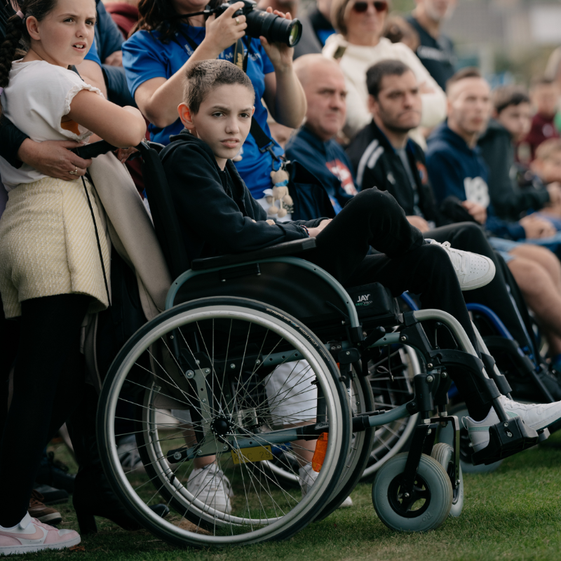 ClubBruggeFound's tweet photo. Via @MakeAWishBVL beleefde de 13-jarige Clubfan Dylano gisteren een mooie dag. 🌟⚽

Samen met zijn gezin en wensteam genoot hij van de open training, ging hij op de foto met alle spelers en kreeg hij een gesigneerd shirt en 💙🖤-geschenken. 🎁 #NoHeartNoGlory