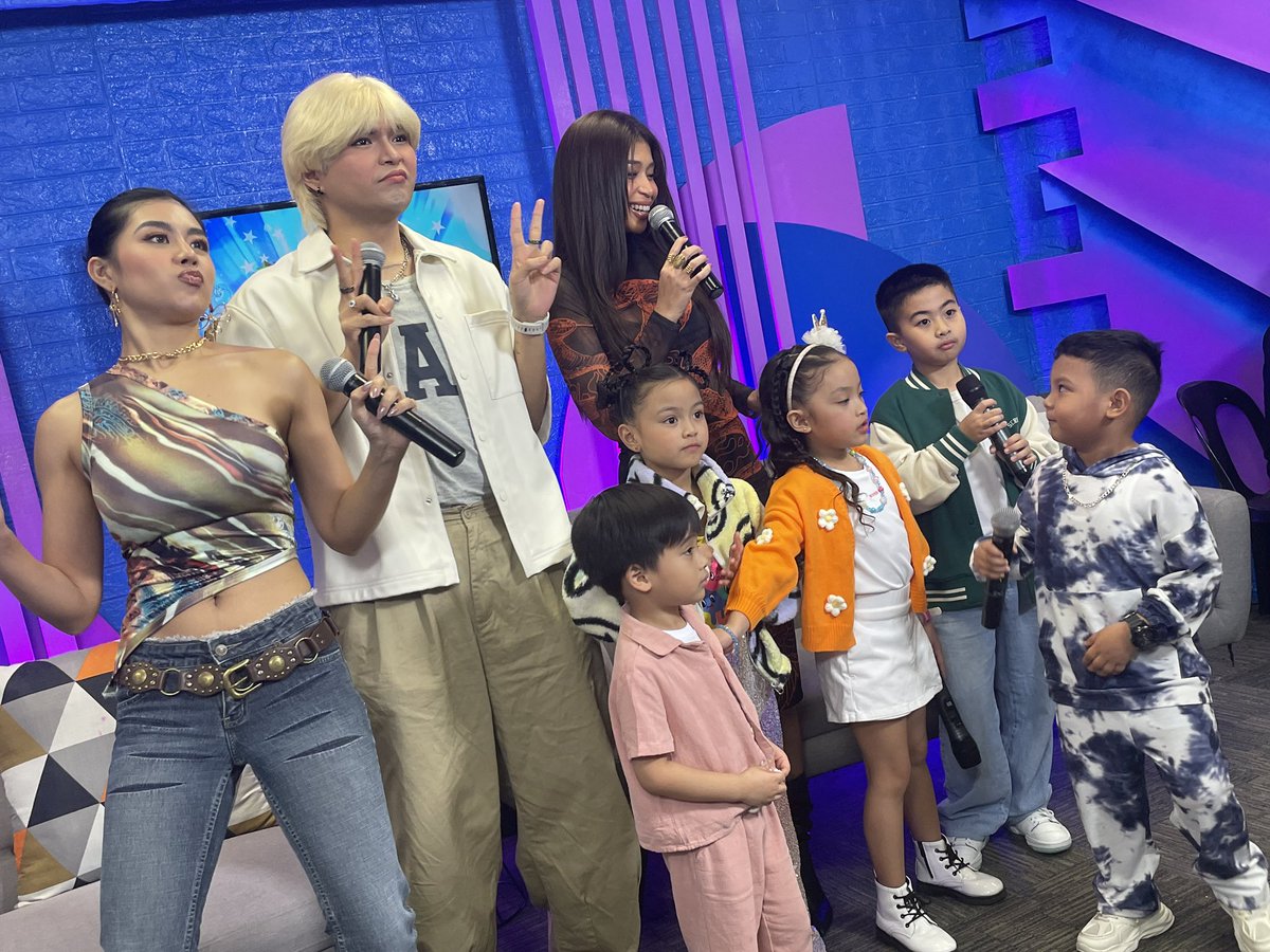 itsShowtimeNa's tweet photo. 🌟 Apakacute ng bisita natin dito sa #ShowtimeOnlineU! What's up JAZE, KULOT, ARGUS, IMOGEN, and LUCAS!

#MyShowtimeCore Subscribe, follow and watch us LIVE Mon to Sat 12NN!  
 https://t.co/6a3FbJJ7pp
Follow us on Tiktok  
https://t.co/kJcqr7VPM7 https://t.co/ZUNBr1oyl8