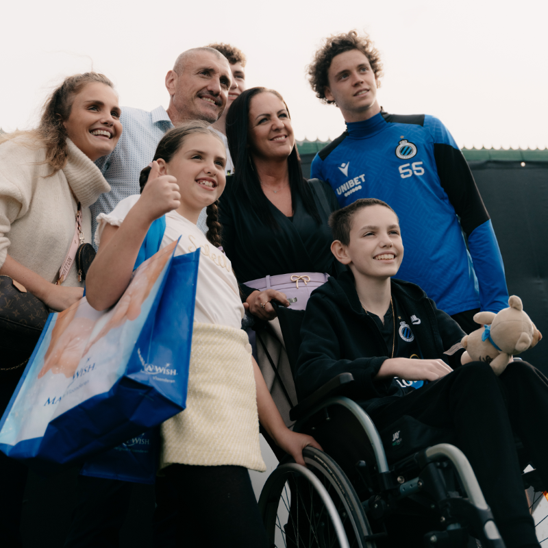 ClubBruggeFound's tweet photo. Via @MakeAWishBVL beleefde de 13-jarige Clubfan Dylano gisteren een mooie dag. 🌟⚽

Samen met zijn gezin en wensteam genoot hij van de open training, ging hij op de foto met alle spelers en kreeg hij een gesigneerd shirt en 💙🖤-geschenken. 🎁 #NoHeartNoGlory