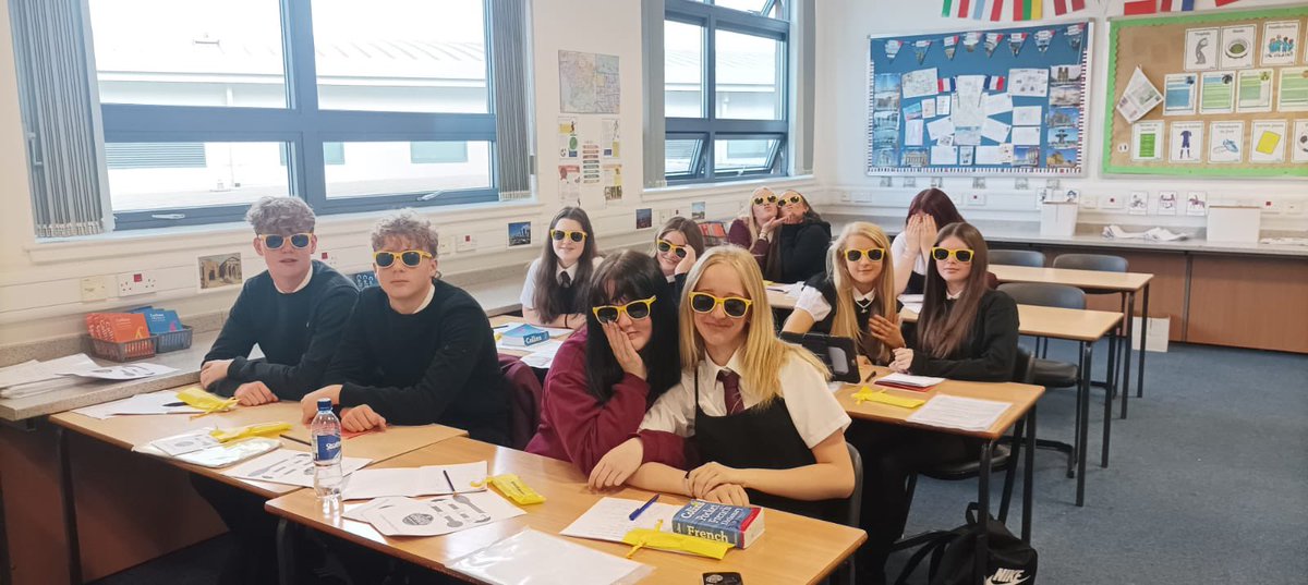 StrathavenML's tweet photo. S3 finishing off our celebrations for European day of Languages🇫🇷🇪🇸🇮🇹! Many thanks to @ArnoldClark for the sunglasses 😎🌎 https://t.co/HDEeWJmuOz