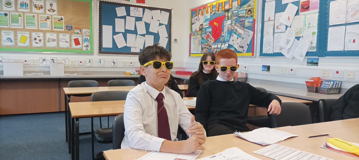 StrathavenML's tweet photo. S3 finishing off our celebrations for European day of Languages🇫🇷🇪🇸🇮🇹! Many thanks to @ArnoldClark for the sunglasses 😎🌎 https://t.co/HDEeWJmuOz