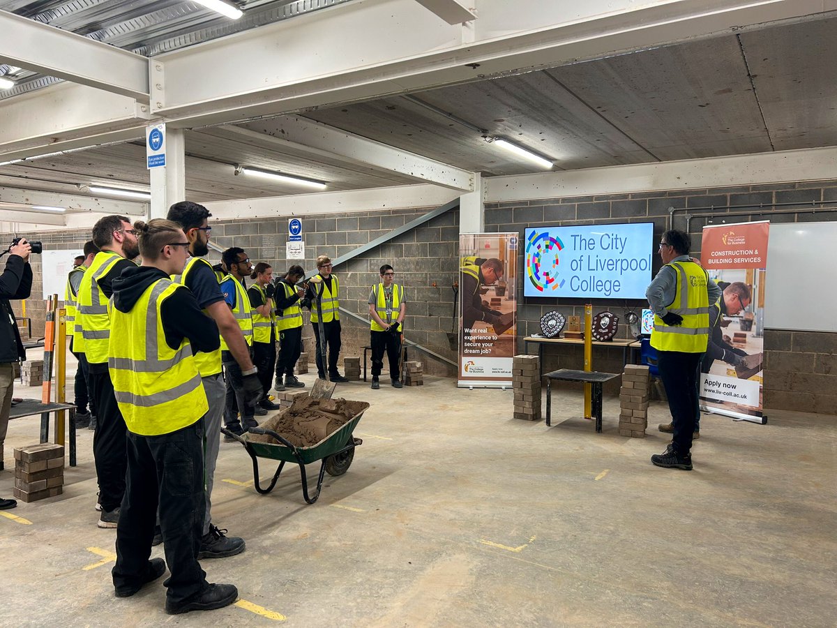 Clearly I can’t get enough of Liverpool this week…back over to @COLCollege for @MetroMayorSteve’s #CollegesWeek bricklaying masterclass with level 2 students. #LoveOurColleges 👷‍♀️👷@AoC_info