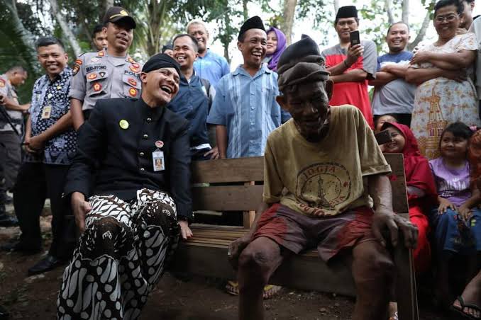 kiki_daliyo's tweet image. Ayahku pernah berpesan kepadaku, supaya kelak memilih imam yang bisa mengayomi, mengasihi, mencintai, menghargai, melindungi, dan lain-lain. Intinya harus bisa dan mampu menjadi pemimpin yang senantiasa mengarahkan pada kebaikan, bukan menjerumuskan pada keburukan.

Sama halnya…