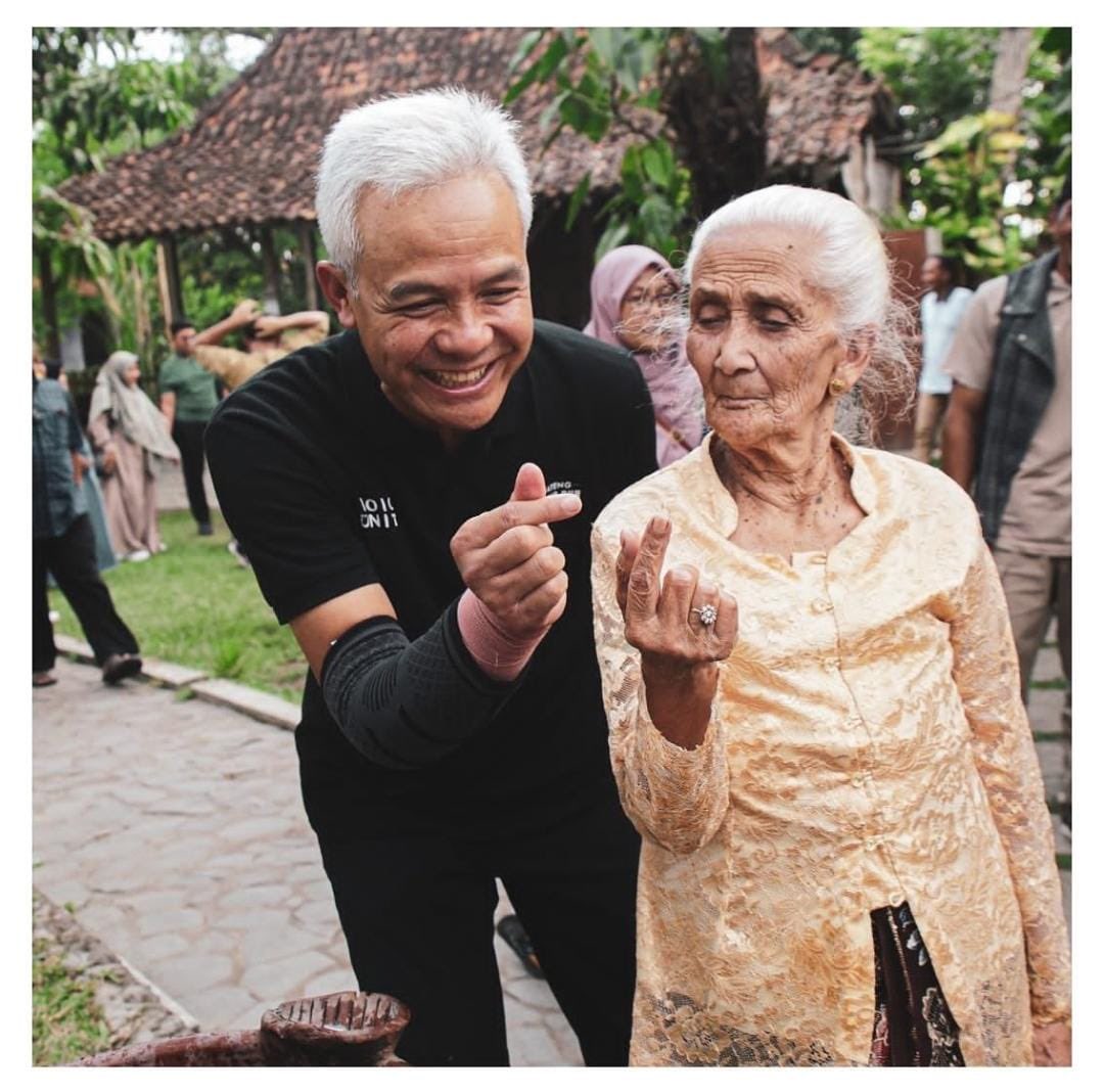 kiki_daliyo's tweet image. Ayahku pernah berpesan kepadaku, supaya kelak memilih imam yang bisa mengayomi, mengasihi, mencintai, menghargai, melindungi, dan lain-lain. Intinya harus bisa dan mampu menjadi pemimpin yang senantiasa mengarahkan pada kebaikan, bukan menjerumuskan pada keburukan.

Sama halnya…