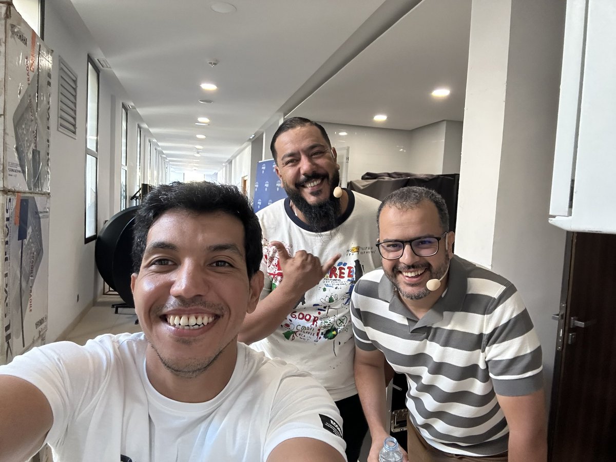 Behind the stage before <a href="/DevoxxMA/">DevoxxMa 🇲🇦</a> keynote