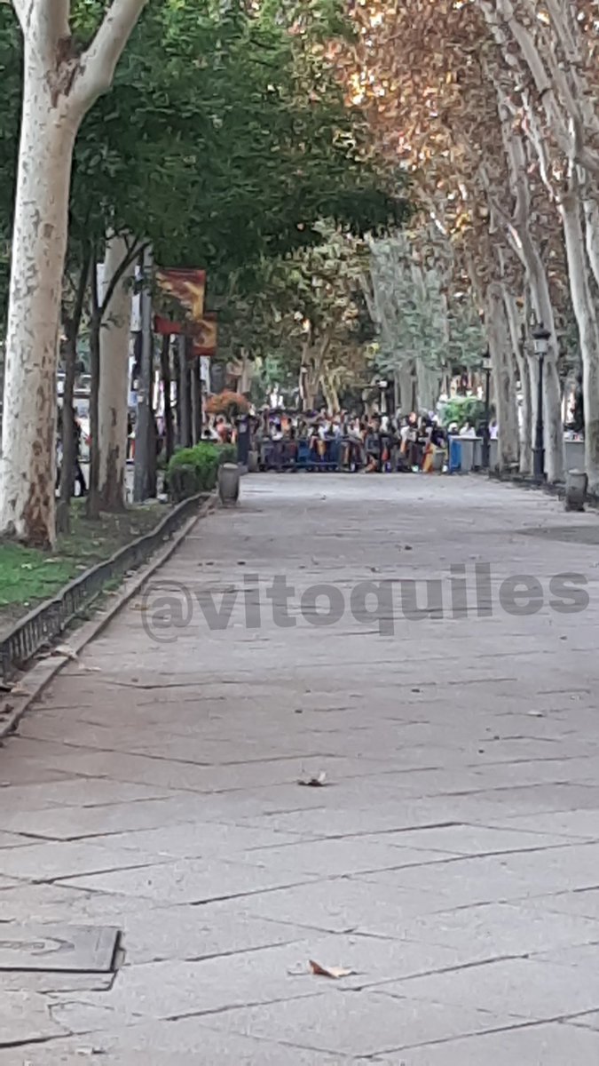 vitoquiles's tweet photo. Increíble. Así han alejado a los asistentes al desfile del #12Octubre. Es una vergüenza. Aún así, el abucheo a Sánchez se ha oido más que nunca. No pueden ocultar la voz de la calle. https://t.co/LILCSCA6mF