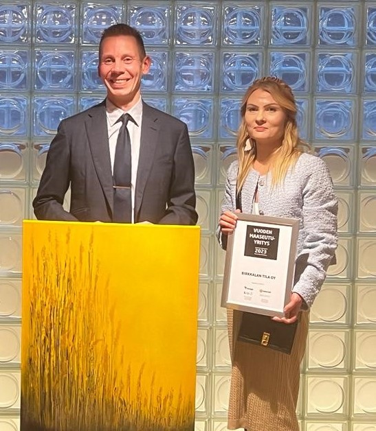 Lämpimät onnittelut upealle Birkkalan tilalle ja yrittäjäpariskunta <a href="/LarmoSimo/">Simo Larmo</a> ja Riina Larmolle Vuoden maaseutuyritys 2023 -tittelistä! Upeaa työtä kotimaisen speltin eteen meillä ja maailmalla. <a href="/suomenkylat/">Suomen Kylät ry</a> <a href="/suomenyrittajat/">Suomen Yrittäjät</a>