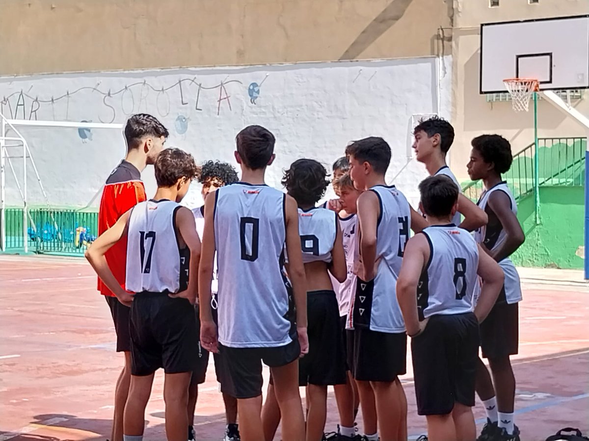 MalillaCb's tweet photo. Cadete 34 - 46 Abastos B 

Partido donde empezamos dormidos y sin poder conectarnos en todo el primer cuarto. A partir de ahí conseguimos mejorar y a base de mover bien el balón conseguimos recuperarnos y llegar al final del partido peleando por la victoria. https://t.co/jDrBpXMbCZ