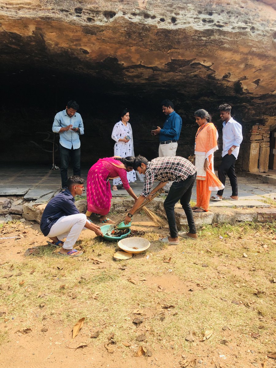 Tourism_AP's tweet photo. YUVA tourism club members of Silver jubilee govt college ,Kurnool visited Lakshmipuram Jagannadha Gattu conducted cleaning activity and took #travelforlifepledge to preserve the #heritage and #culture of #IndiaWithIsrael 
Please Follow Us for More Updates: https://t.co/ga7UBakbMq https://t.co/t3RcjFM13c