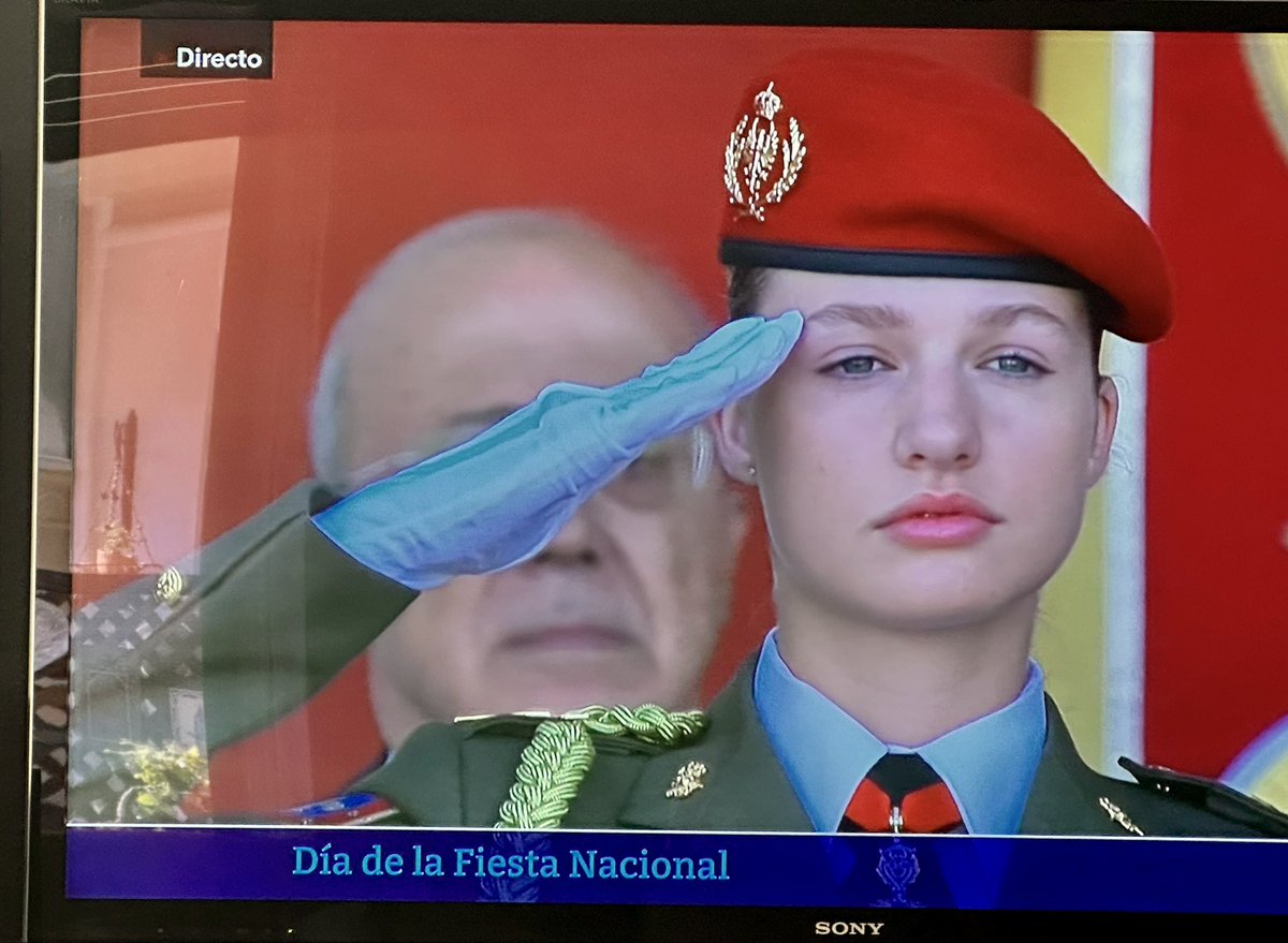Símbolo de la unidad y permanencia de la Nación. ¡Viva España! ¡Viva el Rey!