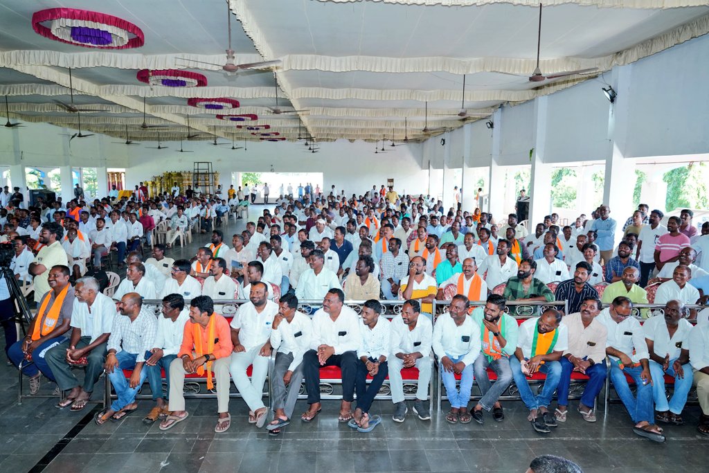 Eatala_Rajender's tweet photo. కరీంనగర్ జిల్లా : హుజురాబాద్ లోని మధువని గార్డెన్స్ లో భారతీయ జనతా పార్టీ ముఖ్య కార్యకర్తల సమావేశం నిర్వహించి నాయకులకు, కార్యకర్తలకు దిశానిర్దేశం చేయడం జరిగింది.

#BJP4Telangana #BJP4India #Modi4Telangana #VoteForBJP #VoteForLotus https://t.co/QRUu9rzo3C