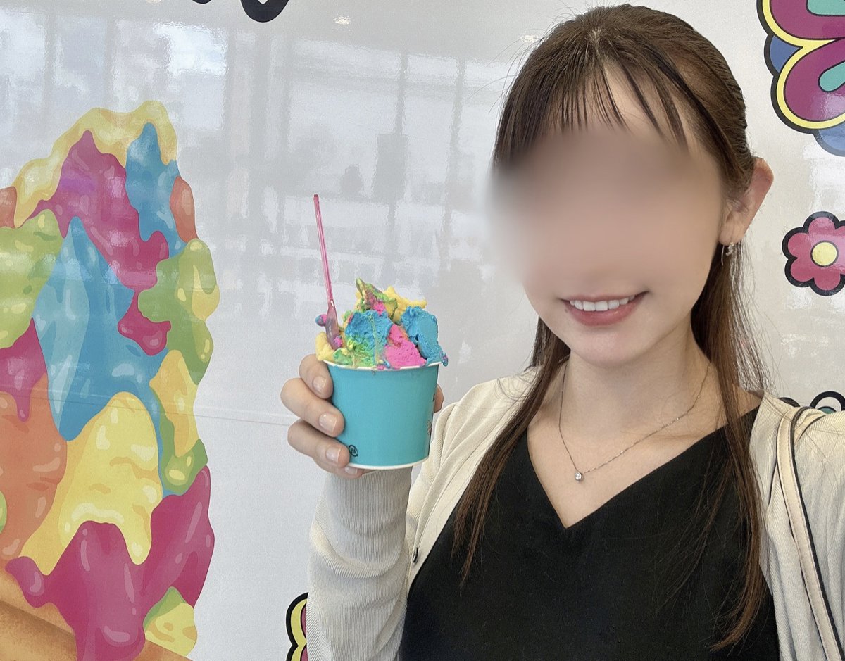 すごい色のアイス🌈✨
夏の思い出🍦 https://t.co/bw2Krm6zjx