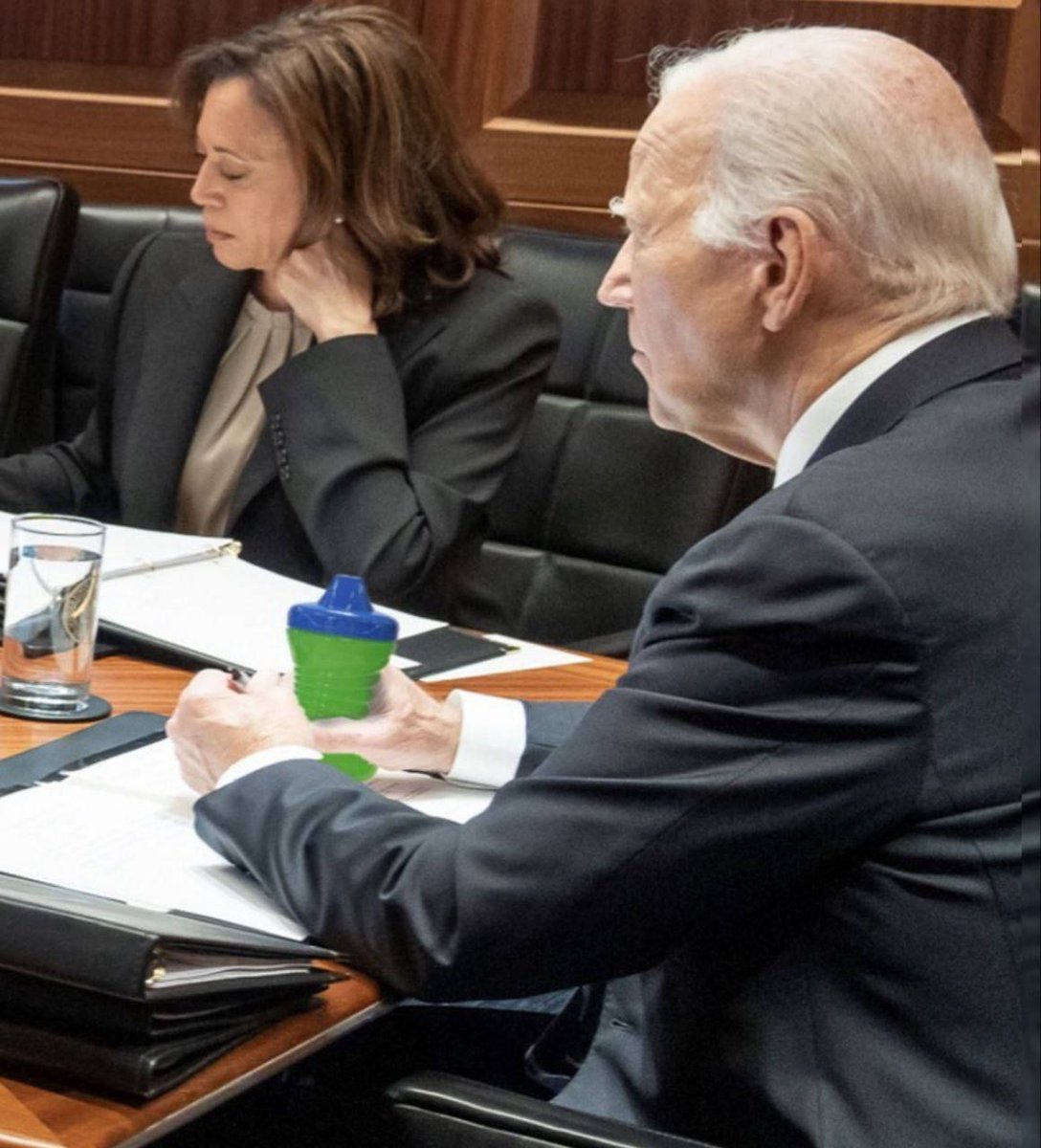 💢 Power move: bringing a #sippycup to the situation room.

👉 Biden signals he's in control