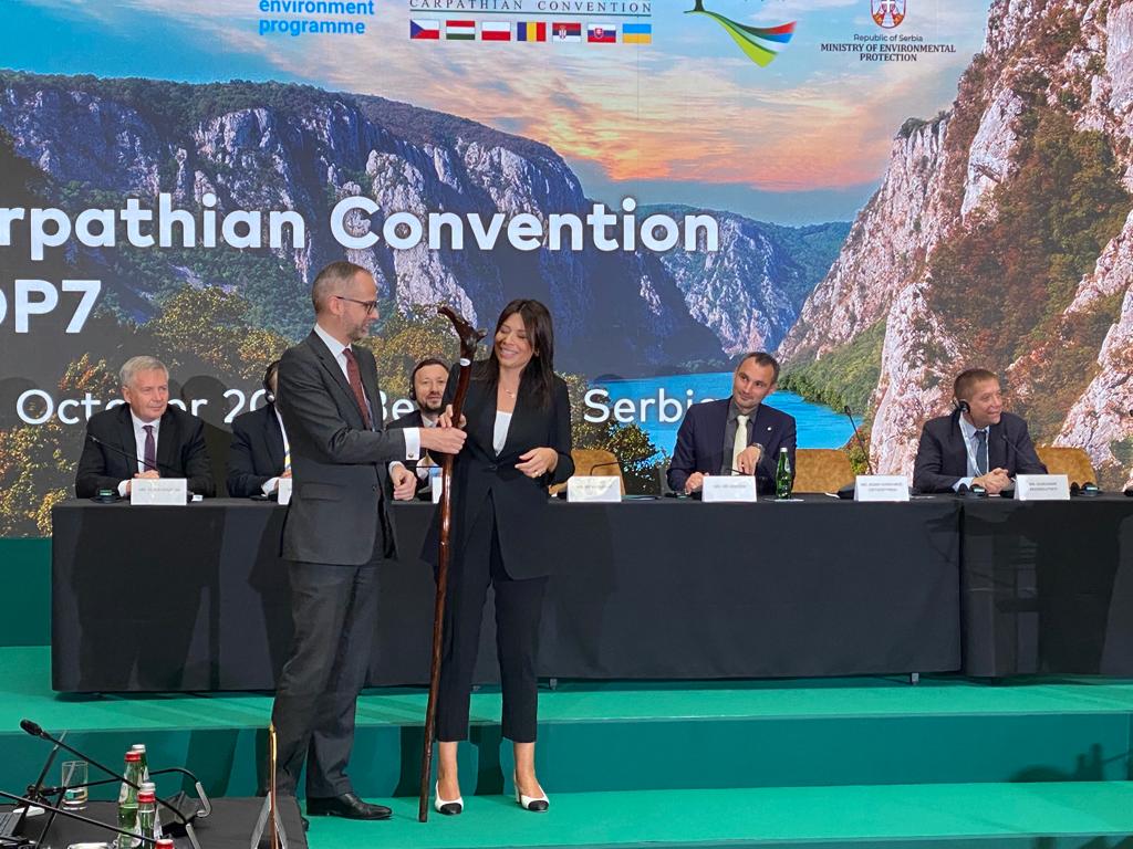 PLinSerbia's tweet photo. Tokom drugog dana #Cop7 u #Beograd zamenik ministra @MKiS_GOV_PL A. Gviborge-Četvertinjski predao je štafetu ministarki @MinistarstvoZZS I. Vujović čime je zvanično prestalo 🇵🇱, a otpočelo 🇷🇸 predsedavanje Karpatskom konvencijom.
#carpathianconvention #karpatskakonvencija https://t.co/iYQAjQnppn