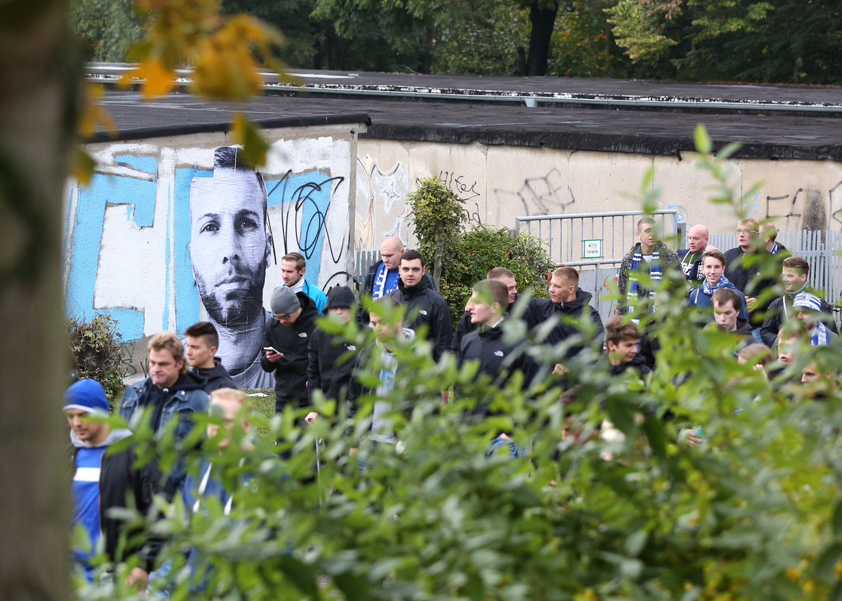OlliWiebe's tweet photo. ⚫️ Heute vor 7 Jahren starb Hannes Schindler, weil er ein großer Fan des 1. FC Magdeburg war. ⚫️

Sein Verlust schmerzt bis heute, der Tod bleibt weiterhin ungesühnt und die Verantwortlichen haben keinerlei Konsequenzen tragen müssen. 

🔵⚪️ Hannes immer bei uns! https://t.co/Cf5ieez8Cr