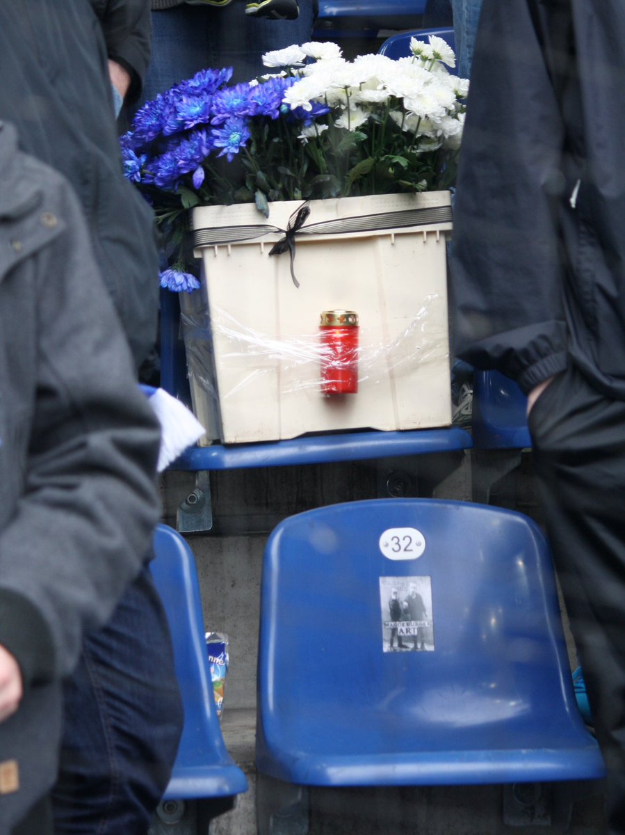 OlliWiebe's tweet photo. ⚫️ Heute vor 7 Jahren starb Hannes Schindler, weil er ein großer Fan des 1. FC Magdeburg war. ⚫️

Sein Verlust schmerzt bis heute, der Tod bleibt weiterhin ungesühnt und die Verantwortlichen haben keinerlei Konsequenzen tragen müssen. 

🔵⚪️ Hannes immer bei uns! https://t.co/Cf5ieez8Cr