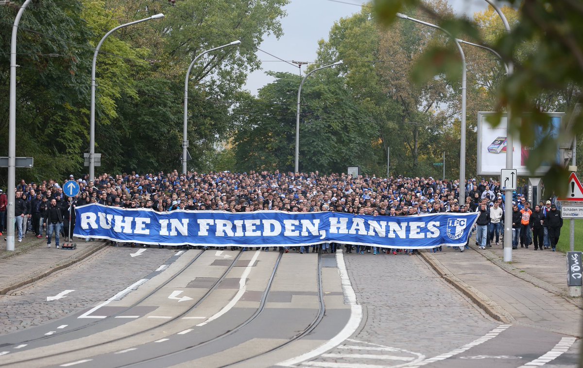 OlliWiebe's tweet photo. ⚫️ Heute vor 7 Jahren starb Hannes Schindler, weil er ein großer Fan des 1. FC Magdeburg war. ⚫️

Sein Verlust schmerzt bis heute, der Tod bleibt weiterhin ungesühnt und die Verantwortlichen haben keinerlei Konsequenzen tragen müssen. 

🔵⚪️ Hannes immer bei uns! https://t.co/Cf5ieez8Cr