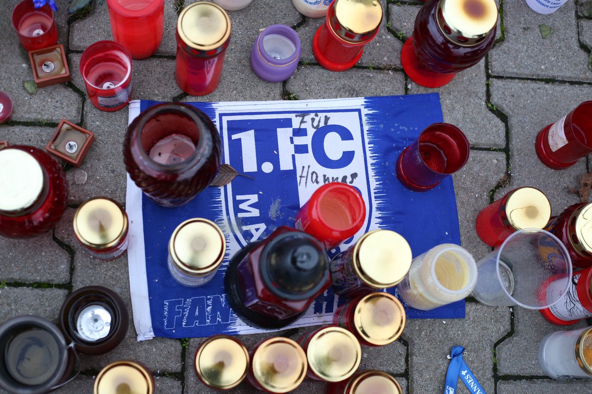 OlliWiebe's tweet photo. ⚫️ Heute vor 7 Jahren starb Hannes Schindler, weil er ein großer Fan des 1. FC Magdeburg war. ⚫️

Sein Verlust schmerzt bis heute, der Tod bleibt weiterhin ungesühnt und die Verantwortlichen haben keinerlei Konsequenzen tragen müssen. 

🔵⚪️ Hannes immer bei uns! https://t.co/Cf5ieez8Cr
