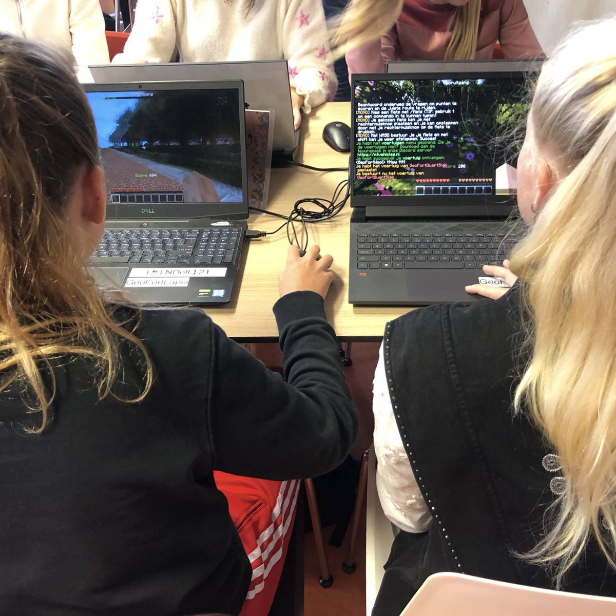 Klas 1 en 2 (HV-route) doen vandaag mee aan de #Minecraft-workshop 'Verkeersveiligheid #MONO' van <a href="/GeoFort/">GeoFort</a>. Centraal staat de vraag welke invloed mobiel gebruik heeft op je alertheid op de fiets.