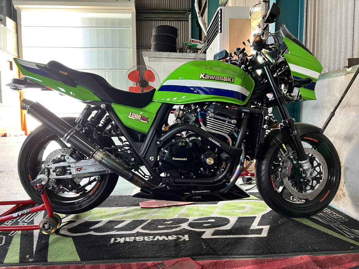 npa_shin's tweet photo. カスタムペイントのデザイン用に真横からの写真を下さいって…
で、撮ってみた😅
#ZRX1200DAEG
#しゃぼん玉一宮店
#YF_Design https://t.co/uR32iKFODg