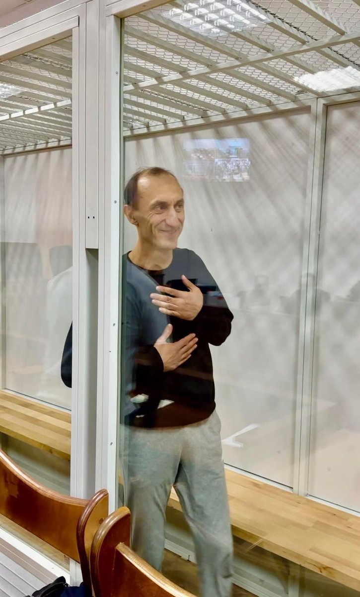 Люди дякують розвіднику,оплески були як в залі так і в коридорі.
Прокурори сиділи в тихому шоці.
Всі встали і гучно промовляли-Дякуємо!
Військові віддавали Честь !
Глядачі в інтернеті писали,Ми з Вами і Дякуємо за Україну.
Ось так нація зустрічала свого героя,
якого зелена⬇️